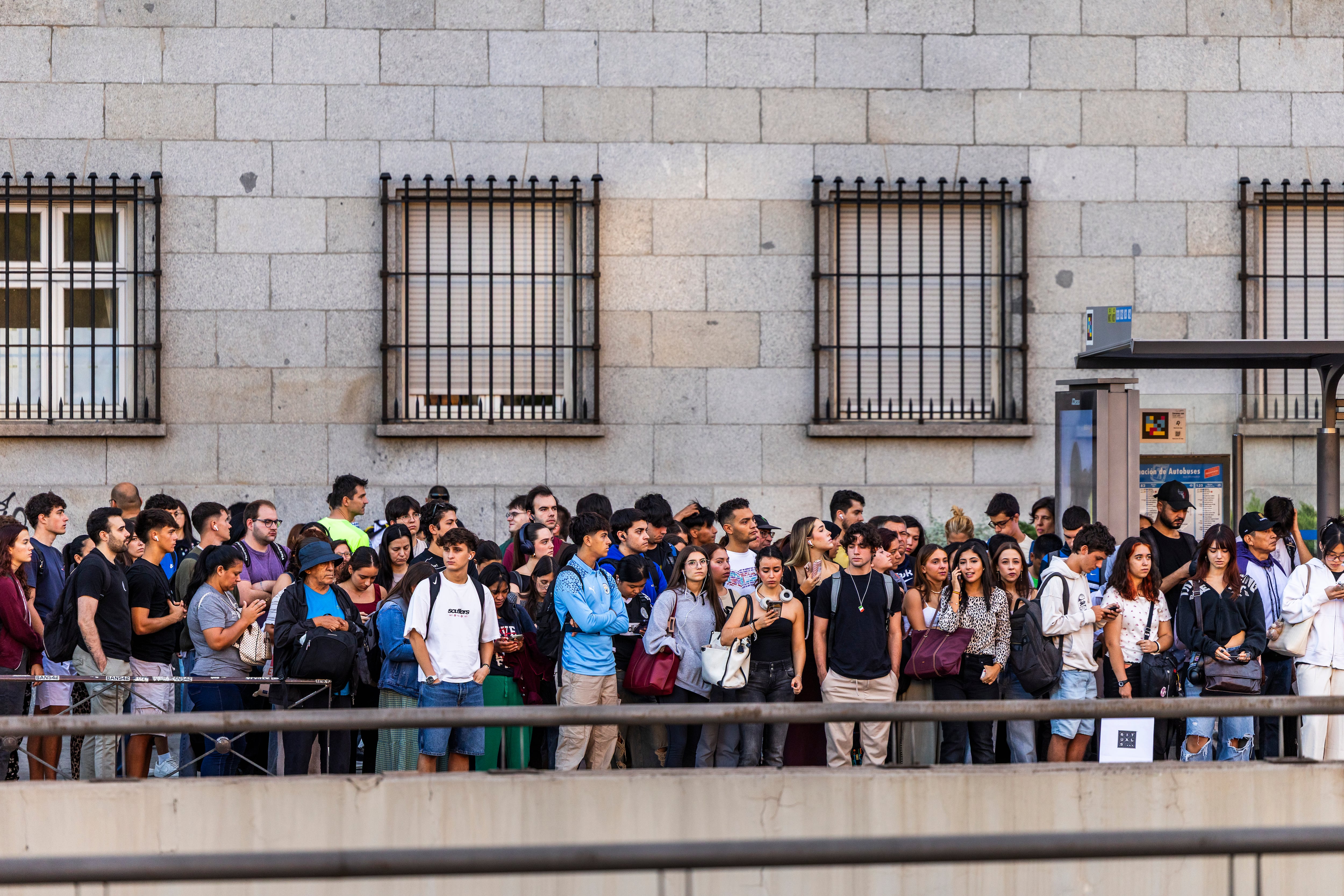 El caos de ir a la universidad con la línea 6 de Metro cerrada: más rápido a pie que en bici, colas para el bus y 10 euros al día en taxi