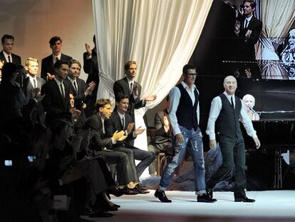 Domenico Dolce y Stefano Gabbana saludando tras la presentación de su nueva colección.