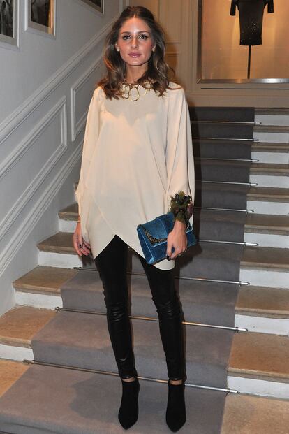 Olivia Palermo con un look compuesto por top oversize y pitillo de cuero.