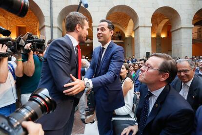 El presidente del PP, Pablo Casado (i), saluda al líder regional de Ciudadanos, Igancio Aguado, en presencia de la portavoz de Vox en Madrid, Rocío Monasterio (d).