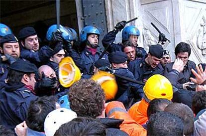 La policía reprime a un grupo de obreros de la siderurgia ante la fiscalía de Génova.