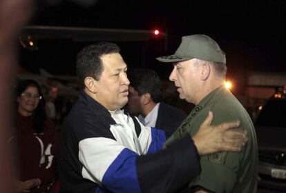 Hugo Ch&aacute;vez saluda al ministro de Defensa venezolano al volver a Caracas.