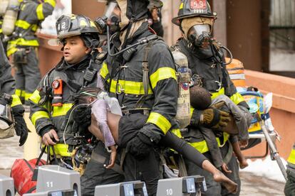 Trabajadores de emergencias trasladan a varios niños heridos durante el incendio. Los equipos de rescate encontraron personas en parada cardiorrespiratoria en cada una de las 19 plantas del edificio.