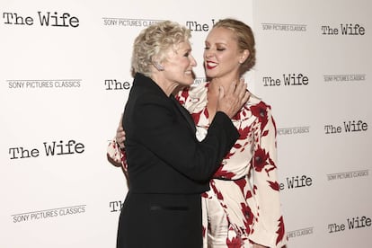 Glenn Close y su hija Annie Starke quien también participa en 'La buena esposa'.