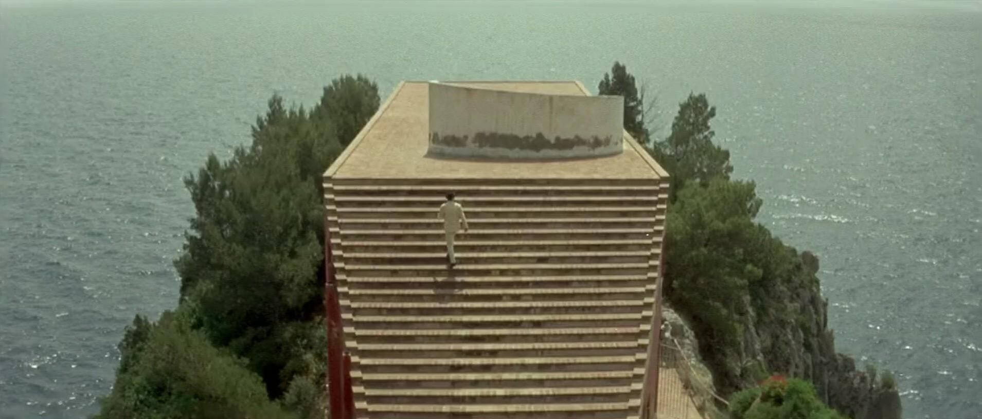 Para acceder a la azotea de la casa es necesario ascender por los 32 peldaños que forman la escalera exterior trapezoidal de ladrillo, el elemento más representativo del edificio. En la imagen, una escena de ‘El desprecio’ de Jean-Luc Godard.