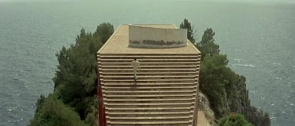 To access the roof of the house it is necessary to ascend the 32 steps that form the trapezoidal exterior brick staircase, the most representative element of the building.  In the image, a scene from 'Contempt' by Jean-Luc Godard.