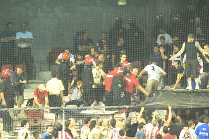 INCIDENTES ANTES Y DURANTE EL PARTIDO. Nueve hinchas del PSG fueron detenidos por agredir a viandantes y a miembros de la Ertzaintza antes del partido. En las gradas siguieron los problemas.