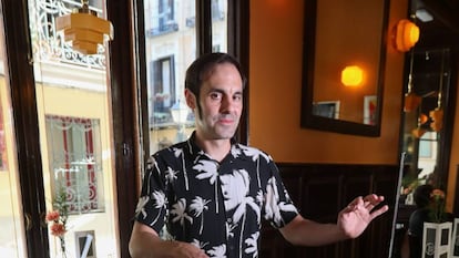 Javier Díez Ena, con un theremín en el Café de Ruiz. 