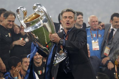 José Mourinho posa con el trofeo que acredita al Inter como campeón de la 'Champions'.