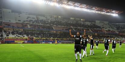 Las gradas del Sánchez Pizjuán semivacías durante el último Sevilla-Málaga, un sábado a las diez de la noche.