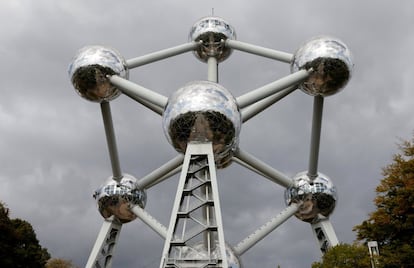 Vista del Atomium. El equipo pule desde la parte superior hasta la inferior de cada esfera de acero por turnos.