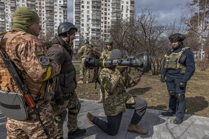 Imagen de archivo de un miembro de la resistencia ucrania aprendiendo a usar un misil Javelin en Kiev, en marzo pasado.