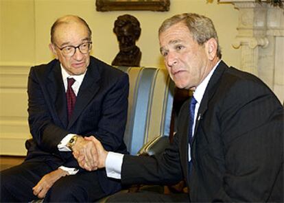 Alan Greenspan, a la izquierda, junto al presidente George W. Bush.
