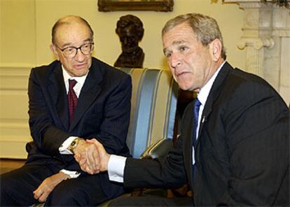 Alan Greenspan, a la izquierda,  junto al presidente  George W. Bush.