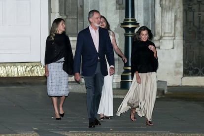 Para acudir al concierto de Ara Malikian en el Palacio Real, la Reina apostó una vez más por unas sencillas sandalias planas. 