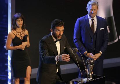 El portero italiano Gainluigi Buffon agradece el premio como mejor portero a sus compañeros por el apoyo recibido.