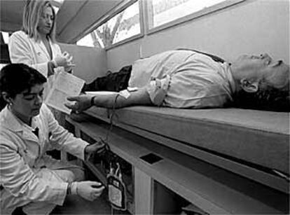 Interior de un autobús de donación de sangre, en una foto de archivo.