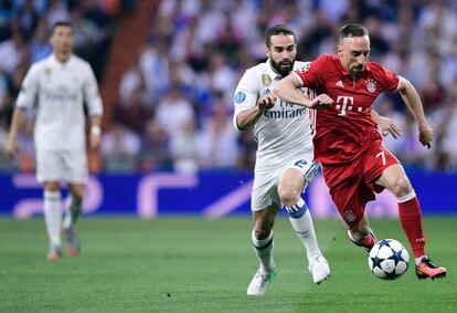 Franck Ribery (d), en posesión del balón, es presionado por Dani Carvajal.