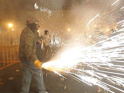 Uno de los participantes en la &#39;guerra de carretillas&#39; que se celebró en Elche durante las fiestas del &#39;Misteri&#39;.