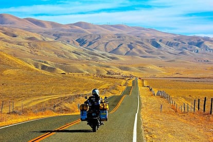 Rodamos por una de las carreteras escnicas ms fabulosas del estado de California. Desde Taft nos llevar hasta San Luis Obispo, para luego acceder a Nascimento Road y enlazar con la pintoresca y archiconocida Coastal Highway; la Ruta 1. Sin embargo, la Carissa Highway (estatal 58) es mucho menos popular y por eso est desierta. Circula entre monta?as y, debido a la sequa que lleva sufriendo el estado desde hace unos a?os, el horizonte amarillento y ondulado acaba por tomar el aspecto de un mar de dunas extraterrestre.