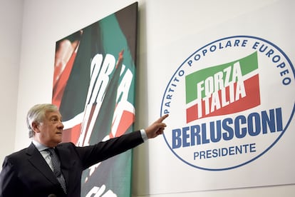 Antonio Tajani, líder del partido de Berlusconi, muestra el nuevo logo para las elecciones, el 9 de agosto.