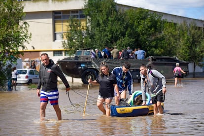 Al menos 16 personas murieron, 1.500 tuvieron que ser evacuadas, y se cortó la electricidad en toda la zona. Tres días después, las autoridades buscan todavía a dos niñas que siguen desaparecidas y trabajan contrarreloj para que la ciudad recupere la normalidad.