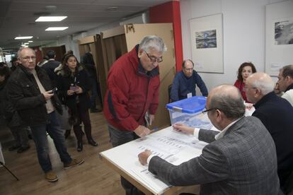 Ciudadanos chilenos ejercen su voto en el consulado de Chile de Madrid.