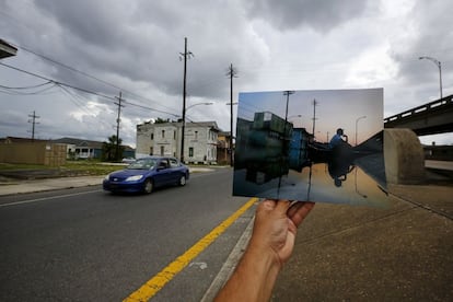 Errol Morning navega por una calle inundada tras el paso del huracán Katrina, el 5 de septiembre de 2005.