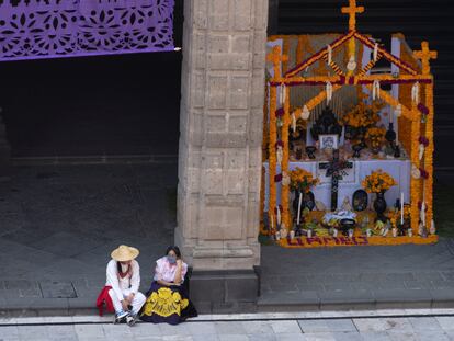 La ofrenda en homenaje a las víctimas de la pandemia en el Palacio Nacional de México.