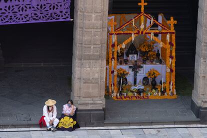 La ofrenda en homenaje a las víctimas de la pandemia en el Palacio Nacional de México.