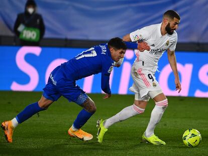 Benzema controla ante Olivera en el partido de este martes en Valdebebas.