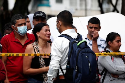 Una mujer llora al recibir noticias sobre el estatus de un recluso.