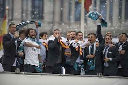 Los jugadores del Real Madrid celebran con la afición madridista la Copa de Europa en la plaza de Cibeles.