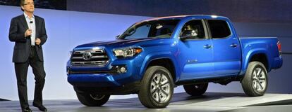 El vicepresidente y gerente general de Toyota, Bill Fay presenta el nuevo Toyota Tacoma en el Salón Internacional del Automóvil de Norteamérica (NAIAS), en el Cobo Center de Detroit.