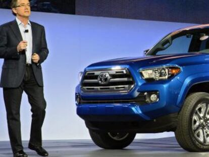El vicepresidente y gerente general de Toyota, Bill Fay presenta el nuevo Toyota Tacoma en el Salón Internacional del Automóvil de Norteamérica (NAIAS), en el Cobo Center de Detroit.