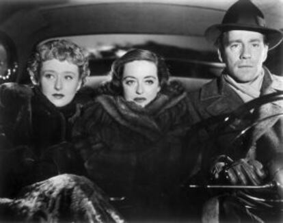 De izquierda a derecha: Celeste Holm, Bette Davis y Hugh Marlowe en Eva al desnudo (1950). / getty images