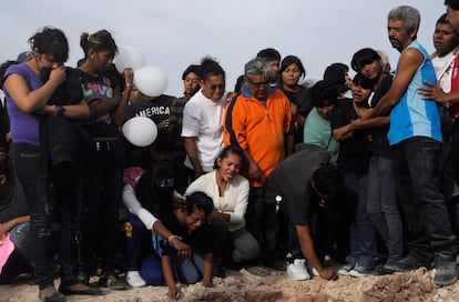 Muestras de dolor en el entierro de una de las víctimas de la masacre cometida por sicarios en Ciudad Juárez, durante una fiesta de cumpleaños, y acabó con la vida de 14 jóvenes, muchos de ellos menores, e hirió a otras 19.