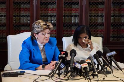 La abogada Gloria Allred (a la izquierda) junto a su clienta, Thalia Graves, que llora durante la rueda de prensa posterior a la denuncia que han hecho pública por violación contra Sean Combs, conocido como Puff Daddy, en Los Ángeles, California, el 24 de septiembre de 2024.