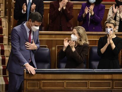 La ministra de Economía, Nadia Calviño (centro), y la ministra de Trabajo, Yolanda Díaz, aplauden al presidente del Gobierno, Pedro Sánchez, este miércoles en el Congreso de los Diputados.