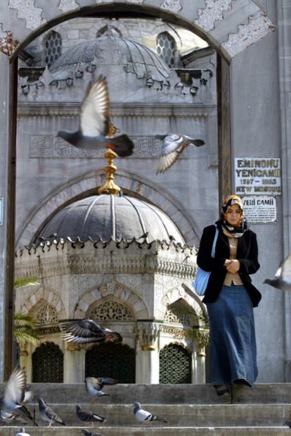Una mujer sale de la Mezquita Nueva de Estambul, en el centro histórico de la ciudad.