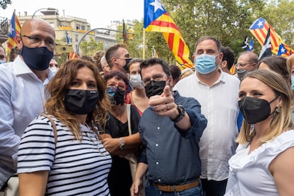 De izquierda a derecha, Raül Romeva, Laura Vilagrà, Dolors Bassa, Pere Aragonès, Oriol Junqueras y lJanina Juli, mujer de Aragonès, antes de empezar la manifestación de la Diada. / CARLES RIBAS