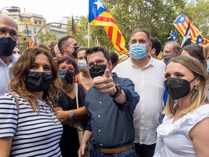 De izquierda a derecha, Raül Romeva, Laura Vilagrà, Dolors Bassa, Pere Aragonès, Oriol Junqueras y lJanina Juli, mujer de Aragonès, antes de empezar la manifestación de la Diada. / CARLES RIBAS