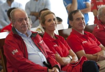 El rey emérito y la infanta Elena de Borbón, junto al presidente de Mapfre, Antonio Huertas, en el club náutico de Sanxenxo (Pontevedra).