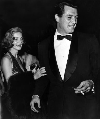 Rock Hudson con Lauren Bacall en el estreno de 'La vuelta al mundo en 80 días'.