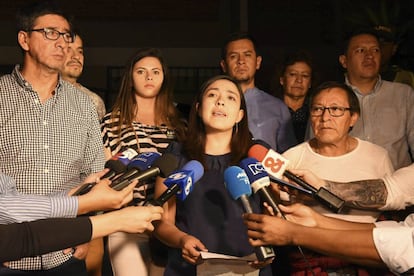 Yadira Aguagallo,la esposa del fotoperiodista Raúl Rivas, habla a los medios este viernes.