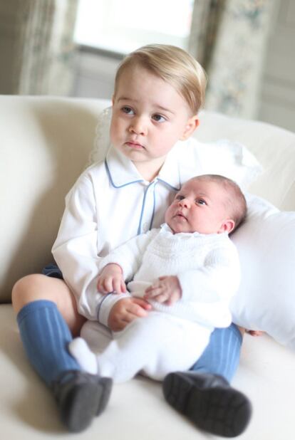 Primera foto oficial de Carlota con su hermano Jorge realizada por su madre Kate Middleton. 