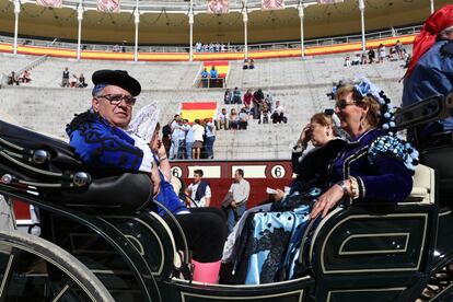 El público asistente a la Corrida de toros Goyesca pisa el coso de Las Ventas momentos antes del inicio del festejo.