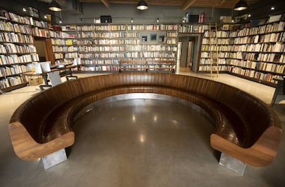 Theaster Gates compró un edificio vacío en CHicago y lo transformó en un híbridoo de hogar y espacios públicos para la comunidad. Las estanterías contiene 14.000 libros de arte que se llevó de una librería cerrada. |