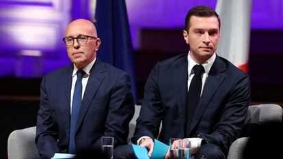 El candidato a primer ministro de Francia por la extrema derecha, Jordan Bardella (derecha), junto al todavía presidente de Los Republicanos, Eric Ciotti, en un encuentro de la patronal Medef en París, este jueves.
