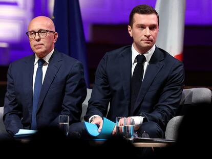 El candidato a primer ministro de Francia por la extrema derecha, Jordan Bardella (derecha), junto al todavía presidente de Los Republicanos, Eric Ciotti, en un encuentro de la patronal Medef en París, este jueves.